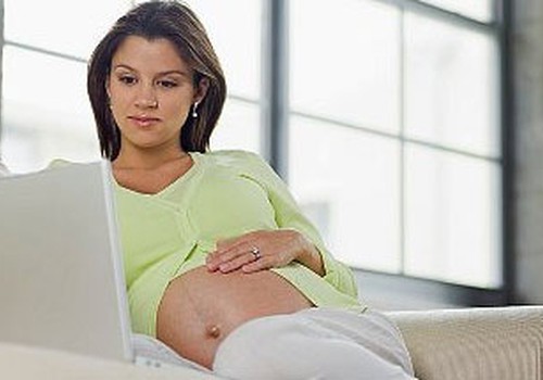 Uzdod jautājumu par grūtniecību un dzemdībām Māmiņu Kluba Vecāku skolas speciālistēm!