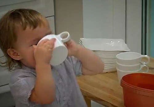 VIDEO: Uzmani bērnus no apdedzināšanās virtuvē