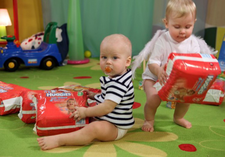 FOTO: Māmiņu Kluba māmiņas fano par Huggies® autiņbiksītēm un mitrajām salvetēm!