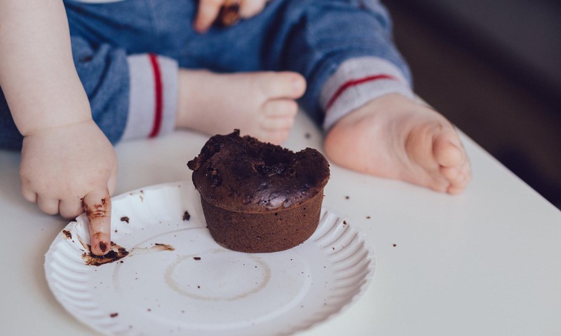 Kā lai iemāca bērnam ēst patstāvīgi?
