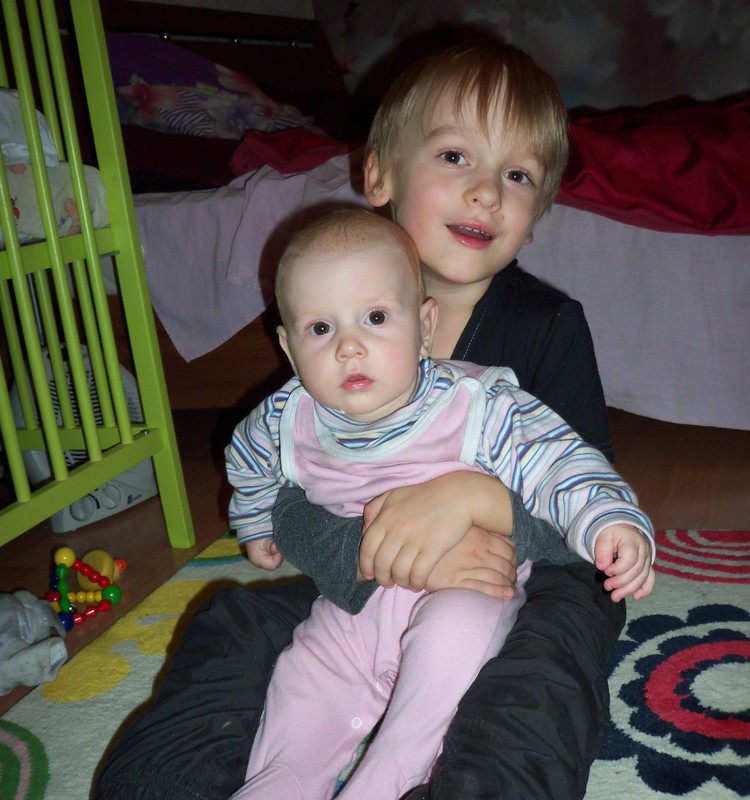 Māsa ar brāli dzīvojas