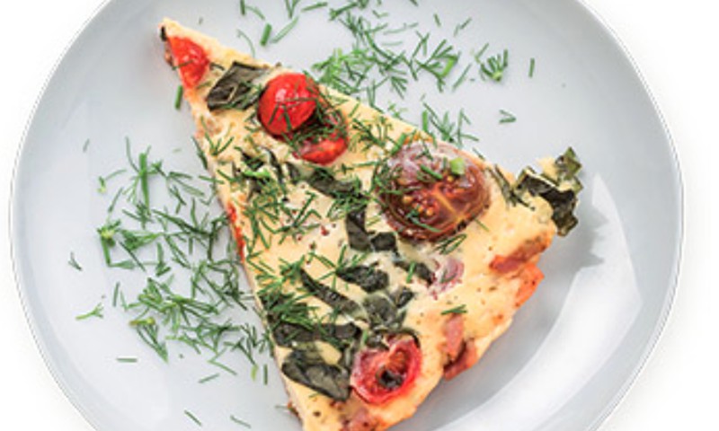 Krēmsiera omlete ar tomātiem un bekonu 