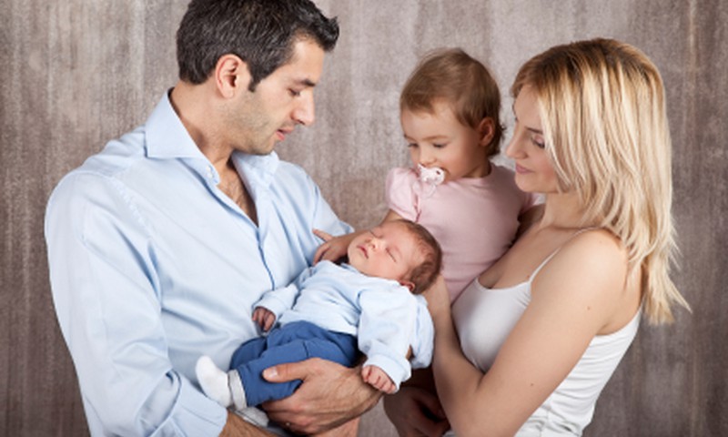 Kā tiek aprēķināts maternitātes pabalsts un māmiņalga?