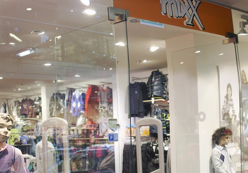 Izvēlamies svētku apģērbu veikalā "mixX"