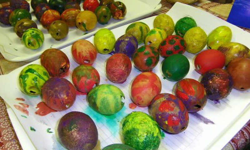 Gatavojamies Lieldienām - krāsojam olas dekoriem!