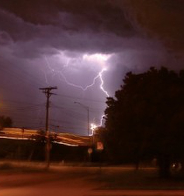 Zibens iesper bērnu dārza ēkā. Izcēlies ugunsgrēks