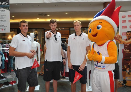 Latvijas valstsvienības basketbolisti līdzjutēju ielenkumā atklāj oficiālo fanu zonu