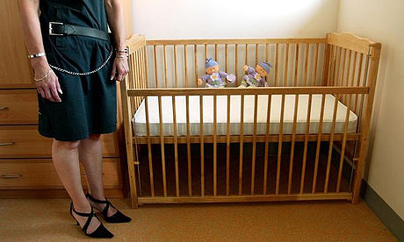 Lietuvā jaunai mātei par divreiz lielāka bērna pabalsta izkrāpšanu piespriež divu gadu cietumsodu