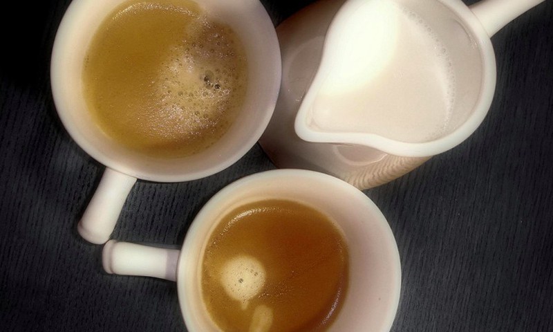 Jautājam ekspertei: tievējot jāatsakās no piena pie kafijas?