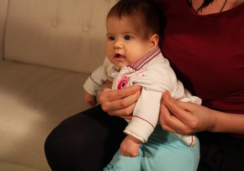 Cik svarīgi ir ēdināt mazuli ar krūti pēc 6 mēnešu vecuma?