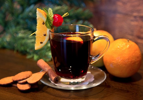 6 īpaši sildošu dzērienu receptes Ziemassvētkiem mežā 