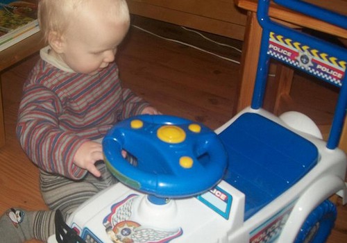 Kāpēc bērniem ir kaitīgi vizināties ar rotaļu mašīnītēm?