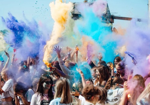 Krāsu festivāls “Holi Music Festival 2026” jau 13. jūnijā Wondersalā!