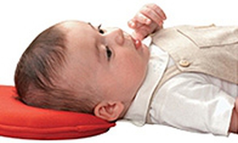 Kas liecina par to, ka mazulis vēlas gulēt uz spilvena?