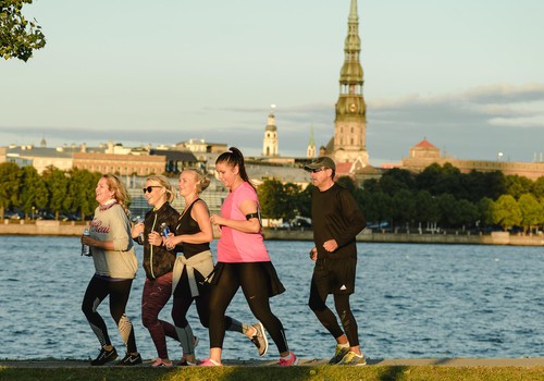 Ar jaunu trasi, pusmaratona distanci un plašu pasākuma programmu klāt rudens lielākais skrējiens We Run Riga