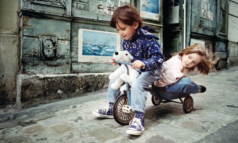 Svaigs gaiss un pagalma spēles: vecāki novēl bērniem labāko no savas bērnības