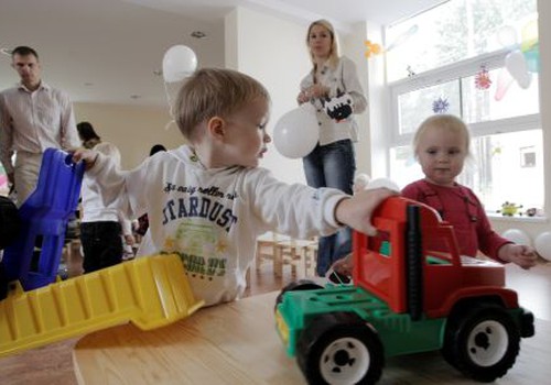 Rīgas domnieki šodien atņēma pabalstu rīdziniekiem, kuru bērniem nav vietas bērnudārzos