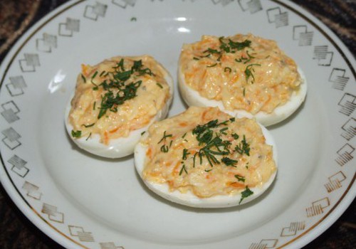 Pildītas olas ar siera salātiem