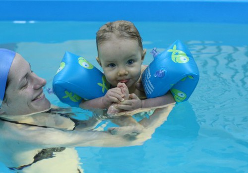 Uz baseinu kopā ar HUGGIES® Little Swimmers® peldbiksītēm!