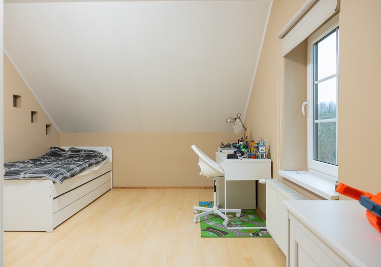 Pirms un pēc: kā mansardā izveidot bērnistabu un garderobi