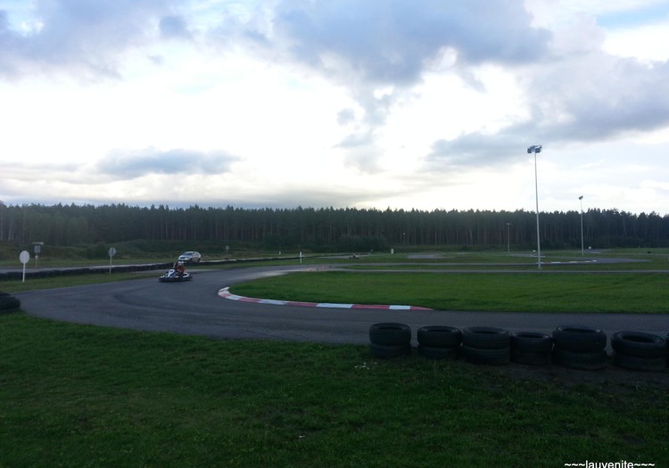 Ar kartingu pa asfaltētiem celiņiem 