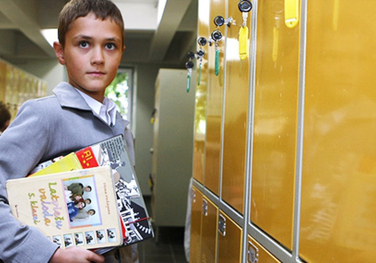 Aicina ziņot, ja skola liek vecākiem pirkt mācību materiālus