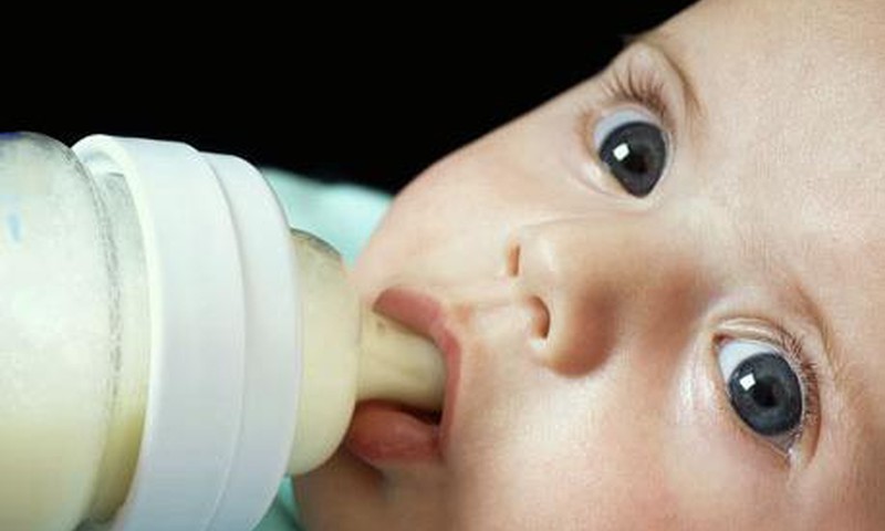 FOTO: fakti par mazuļa barošanu ar pudelīti