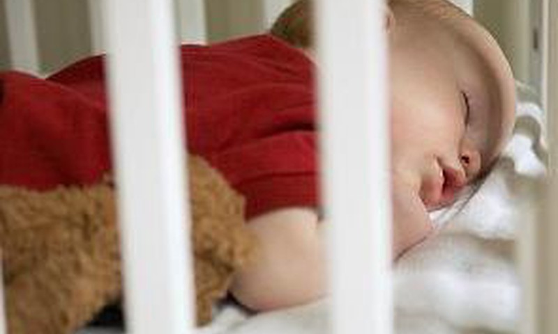 5 padomi, kā guļošu bērniņu ielikt gultā