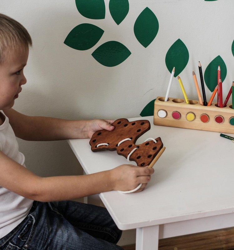 9 idejas rotaļām, kuras bērns var spēlēt vienatnē