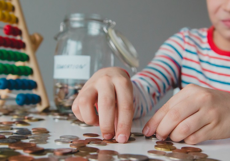 Pieci padomi vecākiem, lai iemācītu bērnus rīkoties ar naudu