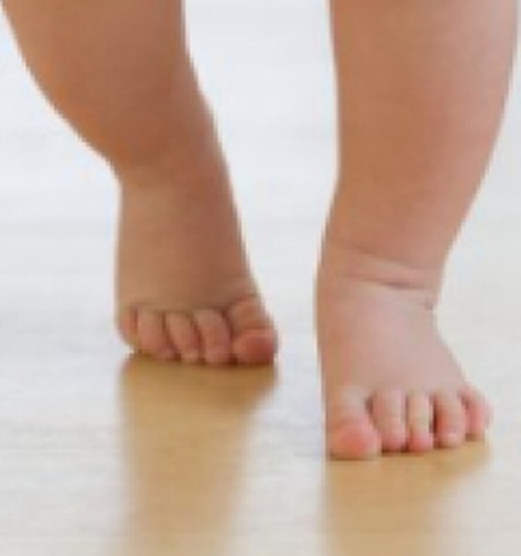 Plakanā pēda mazulim