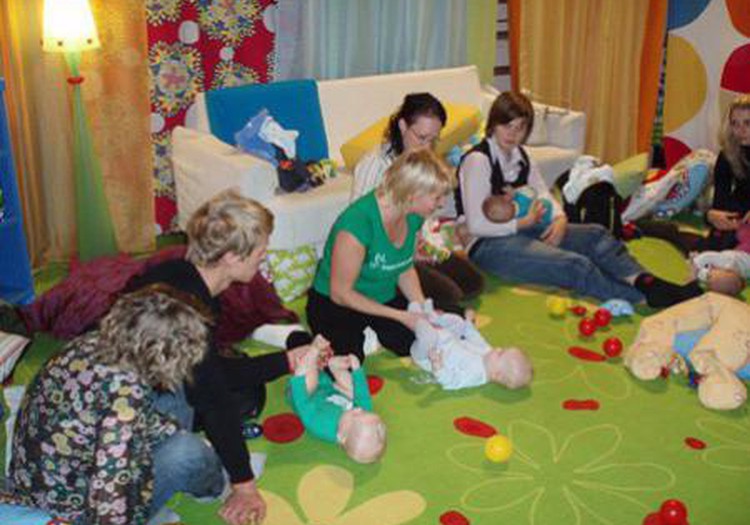 Māmiņu Klubā mācīsimies pareizu hendlingu un kā iemācīties bērnam pareizi rāpot, sēdēt un staigāt!