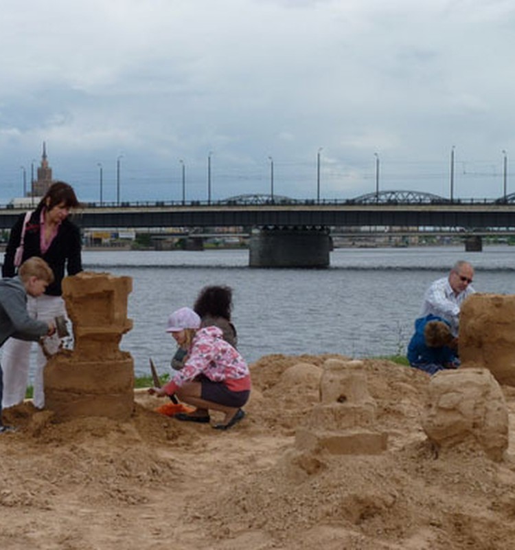 Radošais smilšu skulptūru „Magic Sand Riga” – mūsu bērniem!