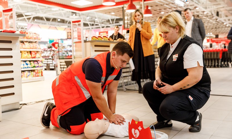 32 Rimi hipermārketos visā Latvijā pieejamas dzīvības glābšanas ierīces – defibrilatori