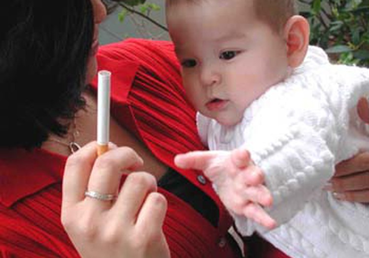 Mediķi aicina Latvijā aizliegt smēķēšanu bērnu klātbūtnē