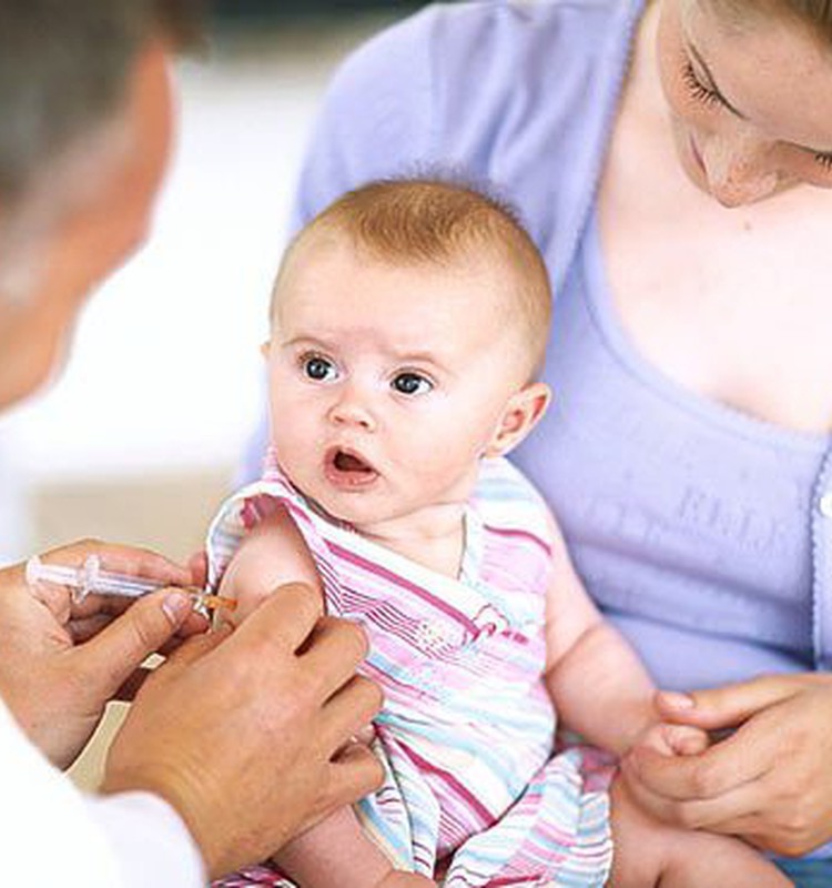 Pēc mazuļa nāves Infektoloģijas centram uzdod izstrādāt priekšlikumus bērnu vakcinācijas uzlabošanai