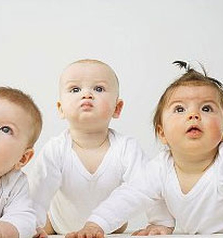 Pētījums: mākslīgās apaugļošanas dēļ dzimst vairāk trīnīši