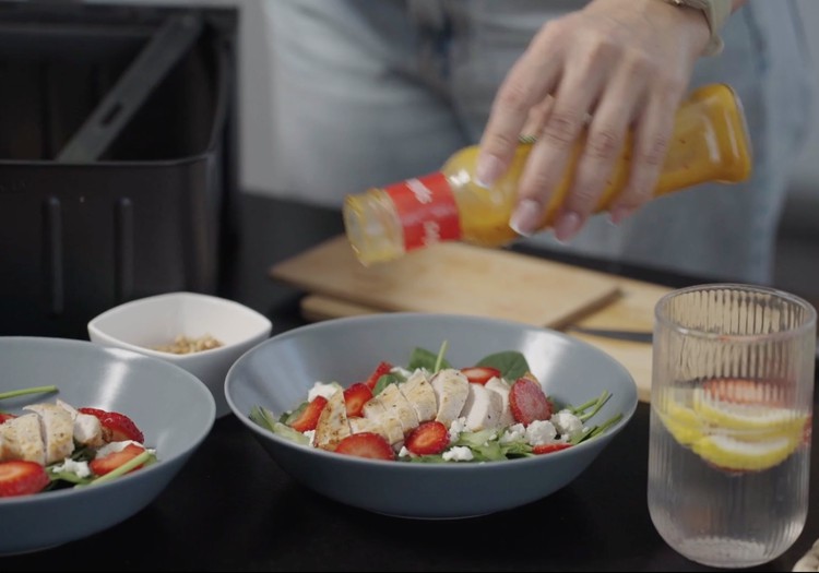 RECEPTE: Viegli un krāsaini pavasara salāti visai ģimenei