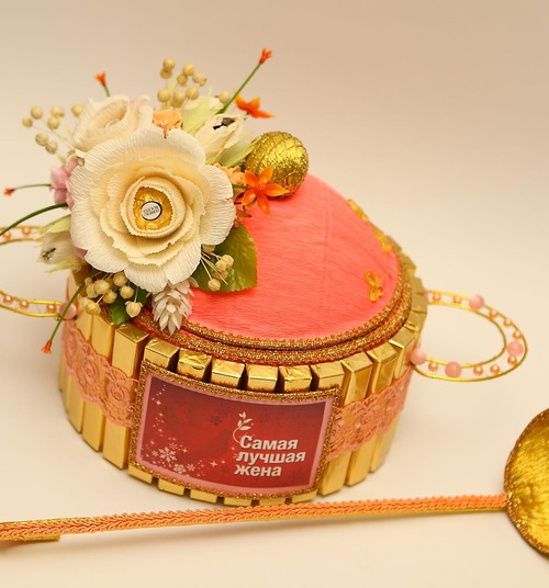 Roku darbs - šokolādes katliņš atradis savu īpašnieci..