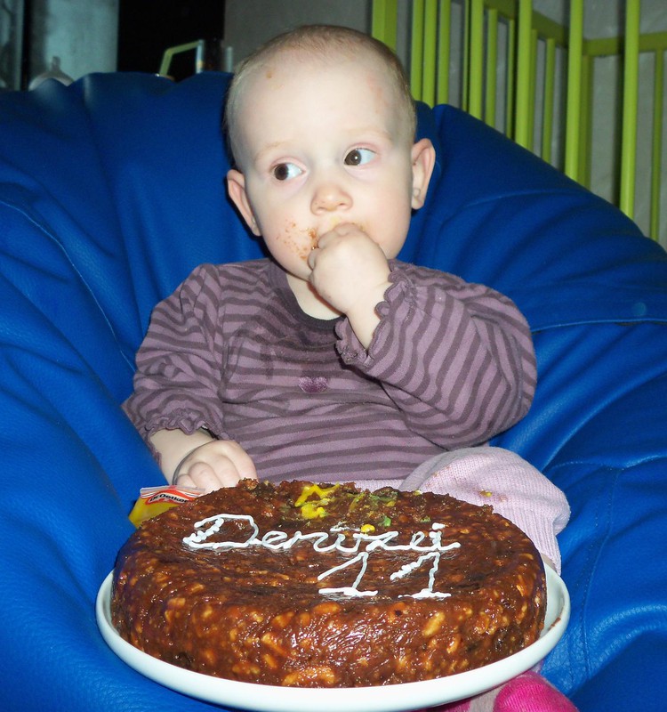 Denīze soļo pretī gadiņam.