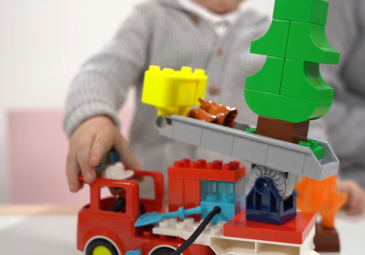 Mazie varoņi darbībā: LEGO DUPLO ugunsdzēsēju auto