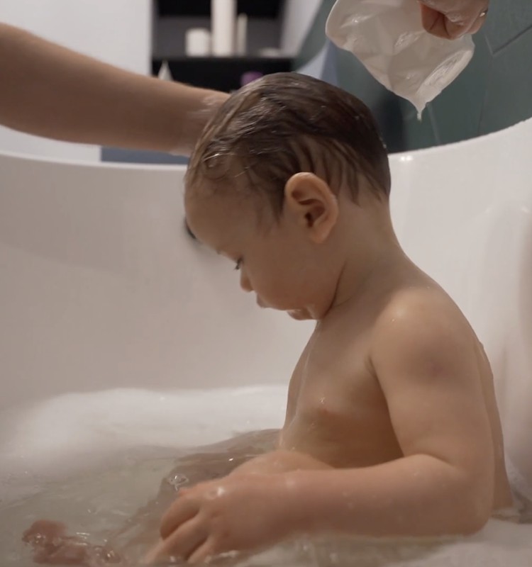Kā pareizi mazgāt mazulim matus?