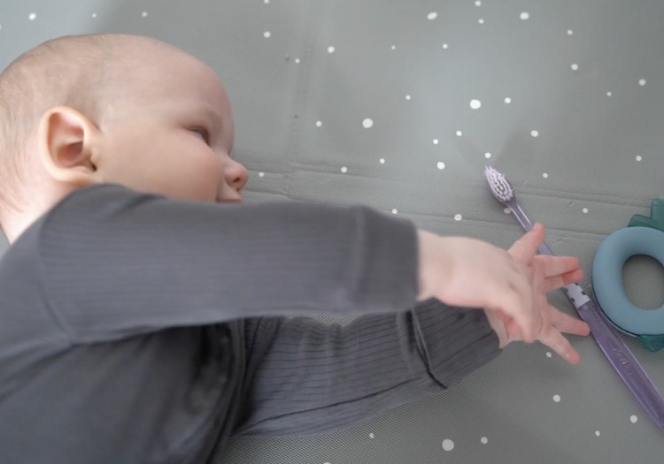 Pirmie zobiņi Superbēbītim - kā palīdzēt mazulim šajā periodā