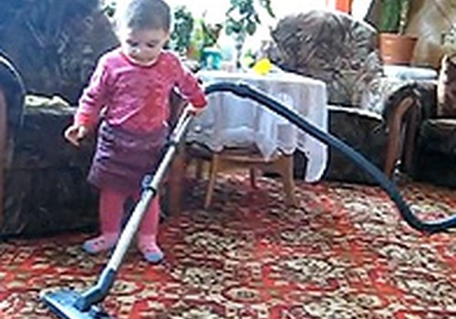 VIDEO: Estere palīdz mājas darbos