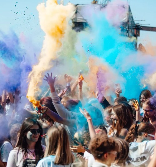 Krāsu festivāls “Holi Music Festival 2026” jau 13. jūnijā Wondersalā!