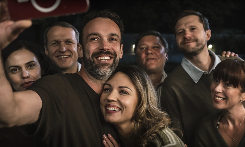 Noskaties režisora Dž. Dž. Džilindžera melnās komēdijas “Perfektie”  treileri!