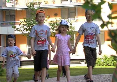 VIDEO: ciemojamies pie 7 bērnu ģimenes!