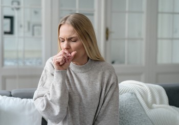 Kas ikvienam jāzina par klepus ārstēšanu – stāsta speciālisti