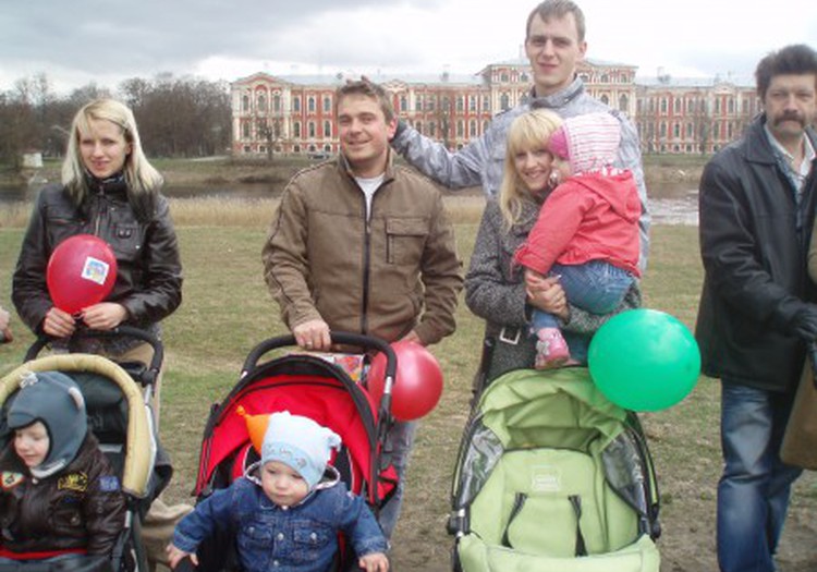 Lielā Māmiņu Kluba  pastaiga Jelgavas pils parkā