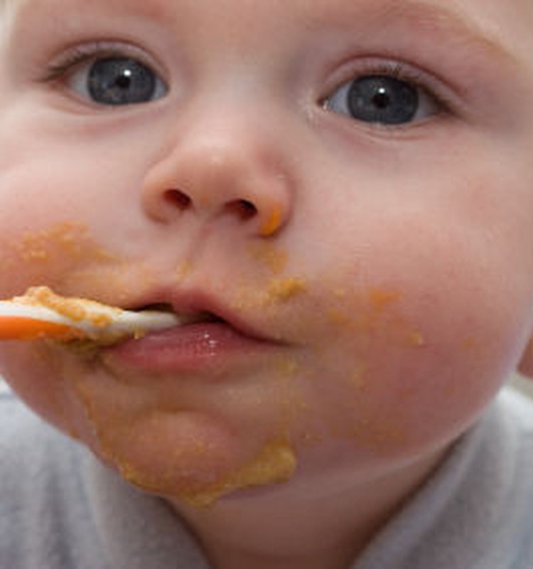 Pediatri pieprasa īpaši marķēt pārtiku, kas var veicināt aizrīšanos